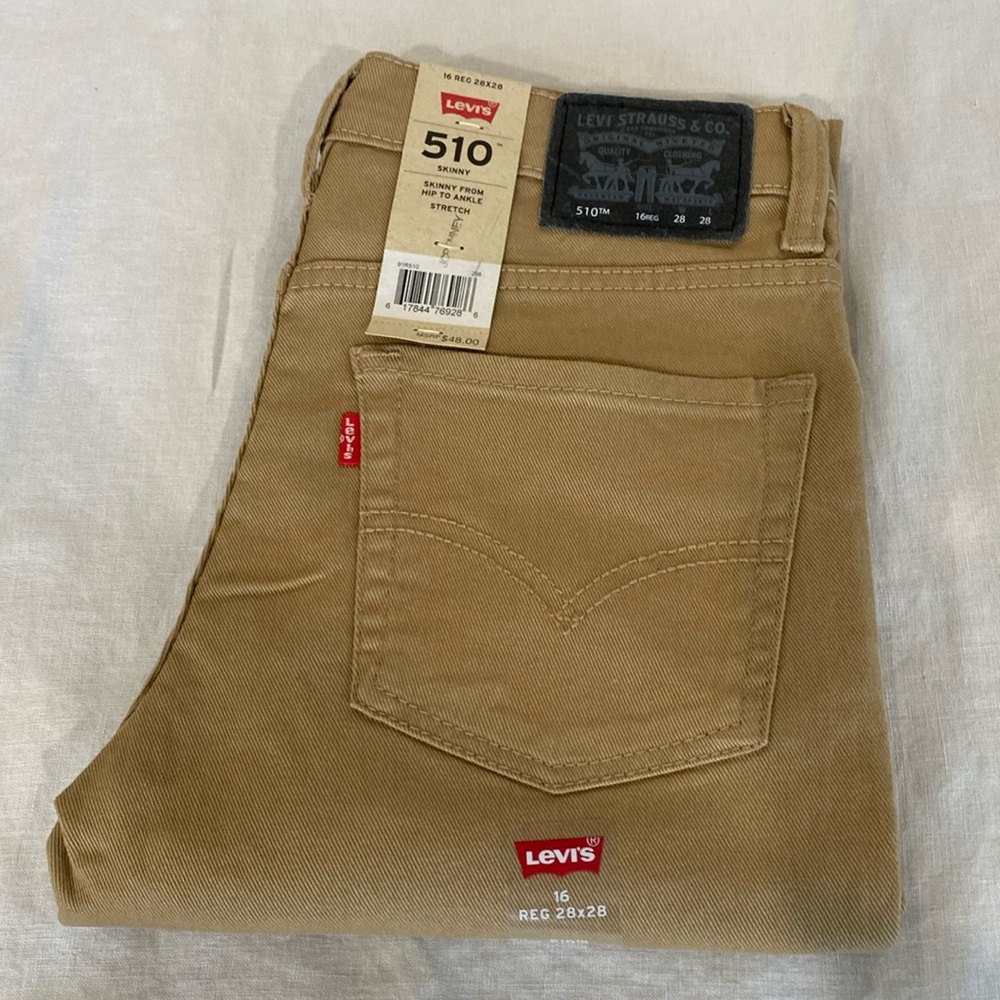 Boys Jean Levi’s Khaki Color
Size Regular 16 / 28 X 28
New with tags